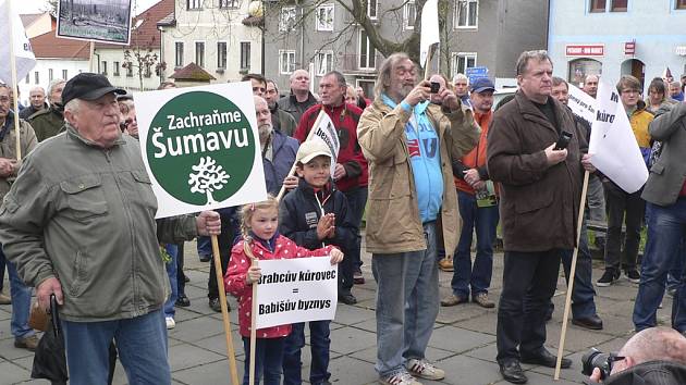 Shromáždění příznivců Šumavy v Horní Plané, kteří se obávají o její další osud.