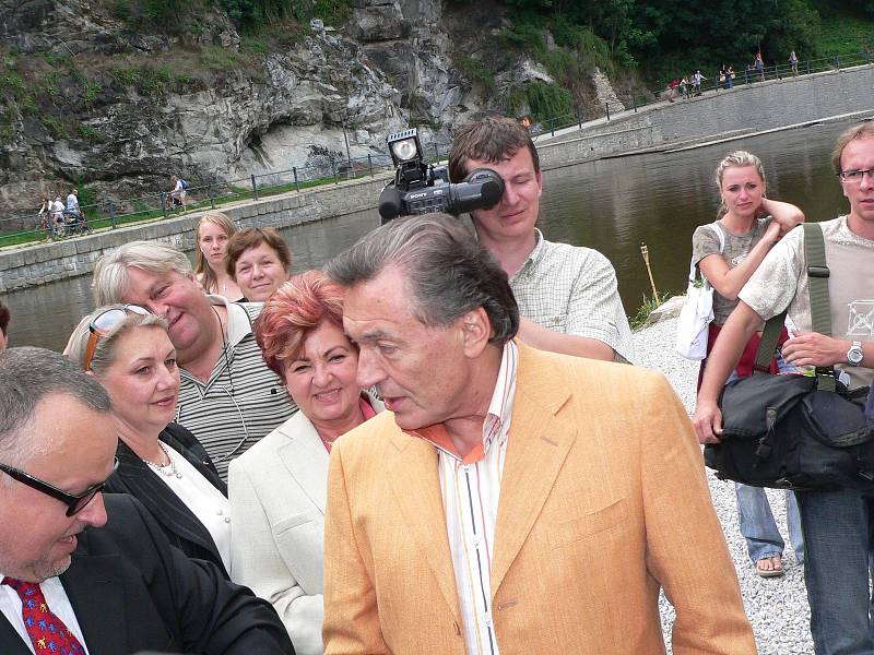 Karel Gott navštívil Český Krumlov 13. července 2005 za doprovodu celé řady známých osobností.