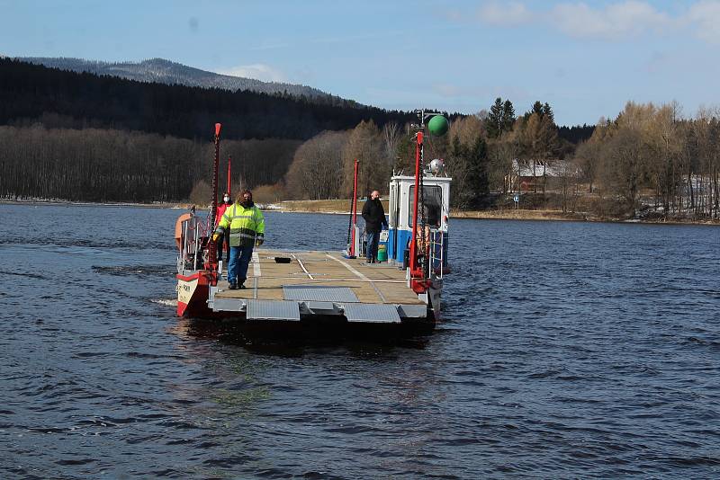 Hornoplánský přívoz byl v pondělí znovu spuštěn na lipenské jezero.