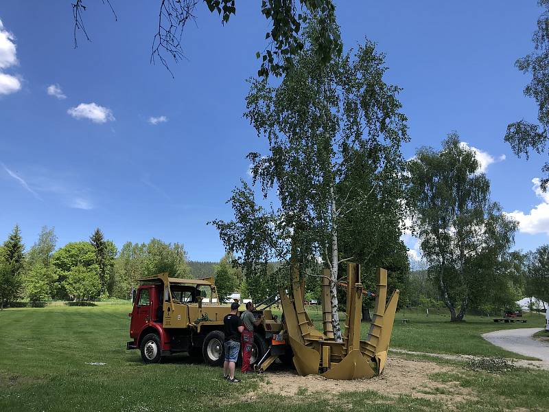 Nechtělo si jim pokácet břízu, a tak povolali speciální stroj a převezli ji od lipenské samoobsluhy na Modřín.