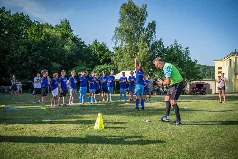 Mladší žáci SK Zlatá Koruna zaslouženě slaví titul okresního přeborníka i zlatou kopačku pro Lukáše Prenera.