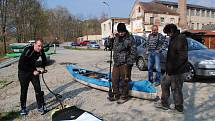 Do Kempu Krumlov U Trojice se sjeli nadšenci z celé republiky, aby vyrazili na společnou plavbu po čerstvě odemčené Vltavě.