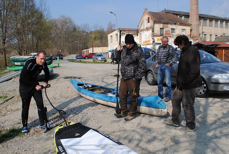 Do Kempu Krumlov U Trojice se sjeli nadšenci z celé republiky, aby vyrazili na společnou plavbu po čerstvě odemčené Vltavě.