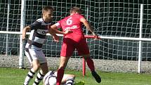 Fotbalisté Velešína (v červeném) podlehli v derby I.A třídy Kaplici 0:2.