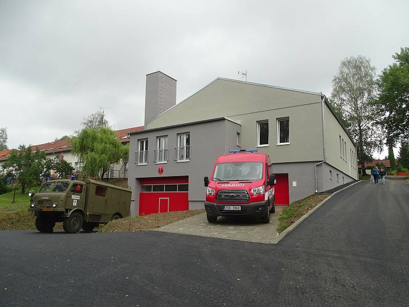 Hasičská zbrojnice v Rožmitále na Šumavě před a po rekonstrukci.