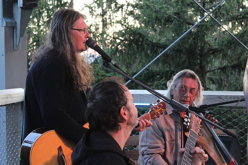 Ivan Hlas, Norbi Kovács a Jaroslav „Olin“ Nejezchleba čili Ivan Hlas Trio měli v úterý večer koncert na Stezce korunami stromů.