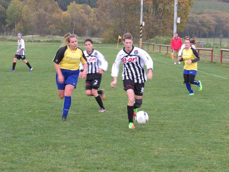 Fotbalová divize žen (skupina D) - 9. kolo: FK Spartak Kaplice (bíločerné dresy) - TJ Sokol Jindřichův Hradec 5:0 (3:0).