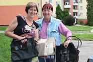 Kolem patnácti kabelek shromáždila od žen v Loučovicích Vlasta Slípková (vpravo) z Loučovic. Předala je Deníku spolu s paní Annou Malkusovou a kopicí knih. Moc děkujeme.