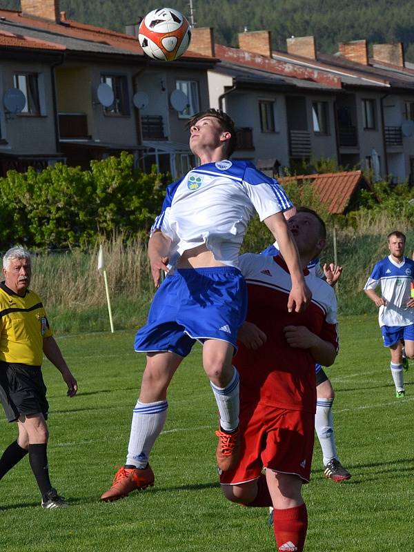 OP muži - 15. kolo: Sokol Křemže (červené dresy) - FC Lipno 7:3 (3:2).