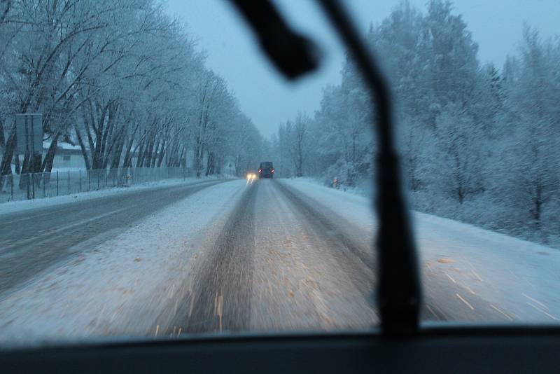 Takto to dnes ráno vypadalo na silnicích Kaplicka. A to u Kaplice na E 55, v Rožmitále a Omlenici i Omleničce.