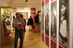 Výstava jihočeských krojů v krumlovském Regionálním muzeu.
