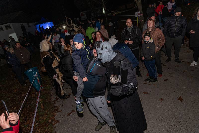 Krampusáci děsili svým zjevem ve Vyšším Brodě.