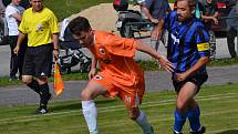 Oblastní I.B třída (skupina A) - 8. kolo: Sokol Chvalšiny (modročerné dresy) - FC Šumava Frymburk 1:2 (1:1).