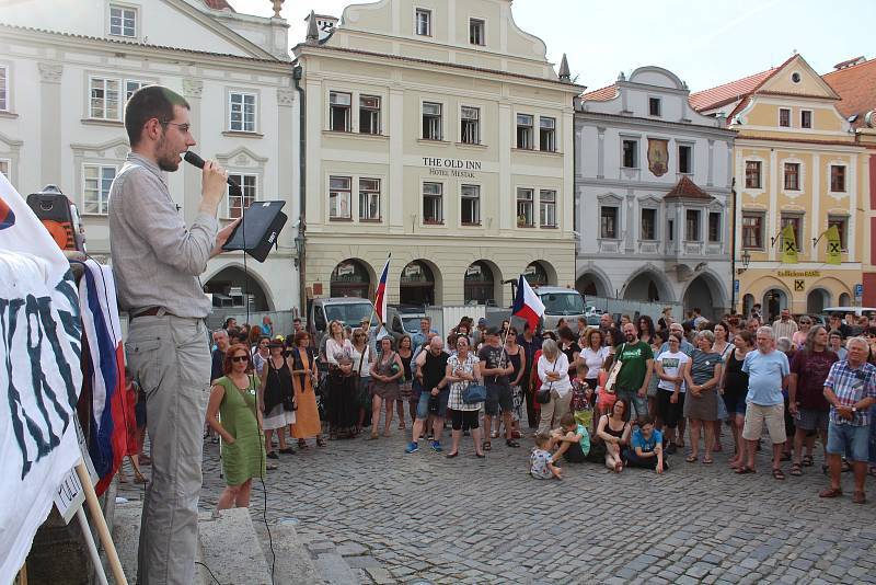 V Českém Krumlově se za nezávislou justici a proti premiérovi demonstrovalo už počtvrté.