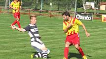 Oblastní I.B třída (skupina A) - 25. kolo: FK Spartak Kaplice (černobílé dresy) - Sokol Chvalšiny 9:2 (4:1).