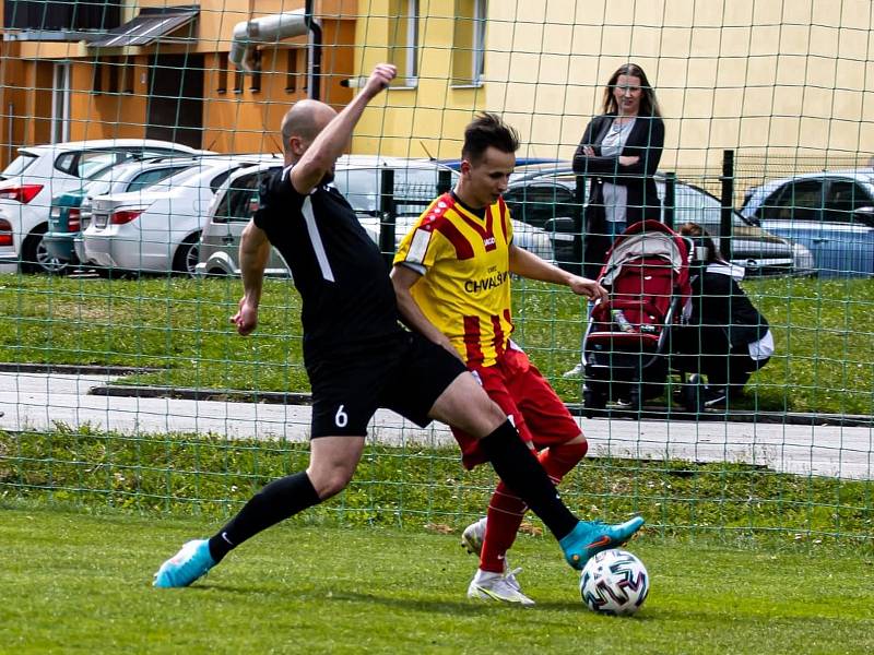 Fotbalisté Dolního Dvořiště (v černém) potvrdili proti Chvalšinám roli favorita a vyhráli 2:0, ale optimální výkon v 19. kole I. B třídy nepředvedli.