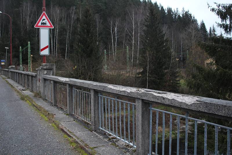 Most přes Vltavu pod lipenskou elektrárnou.