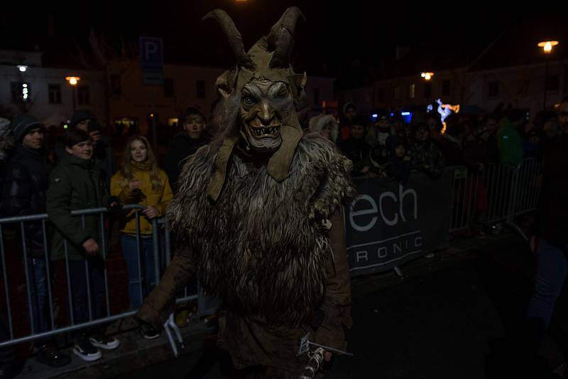 Diváci se během Krampus show v Kaplici náramně bavili.