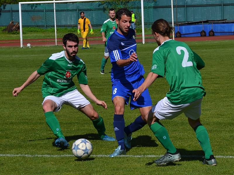 Dohrávka divize A - 23. kolo: FK Slavoj Český Krumlov (zelené dresy) - 1. FC Karlovy Vary 1:1 (1:0), na penalty 5:3.