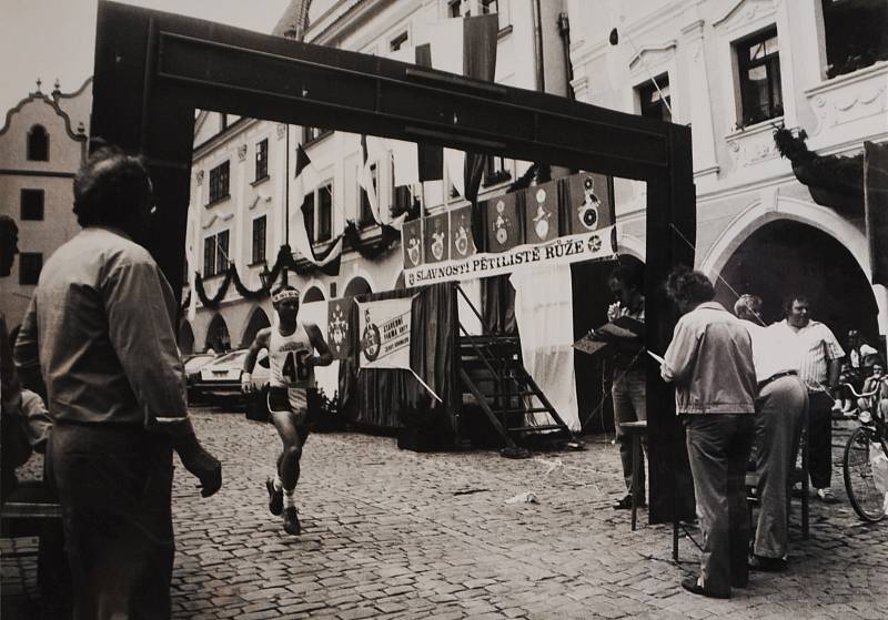 Cíl Českokrumlovského maratonu byl v neděli 23. 6. 1991 na náměstí.