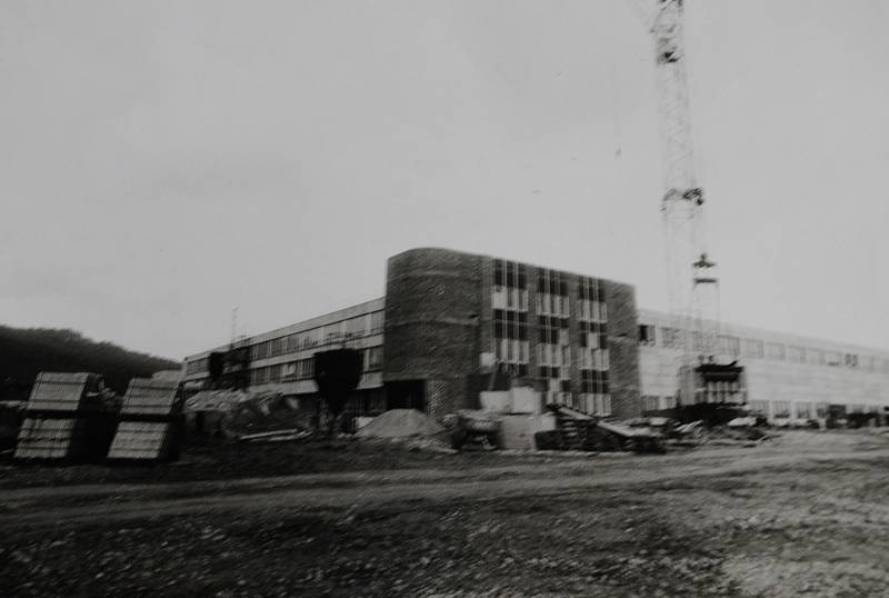 Český Krumlov v roce 1987. Stavba Jihostroje v Domoradicích.