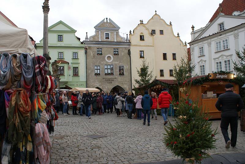 Vánoční trh na náměstí v Českém Krumlově začíná.