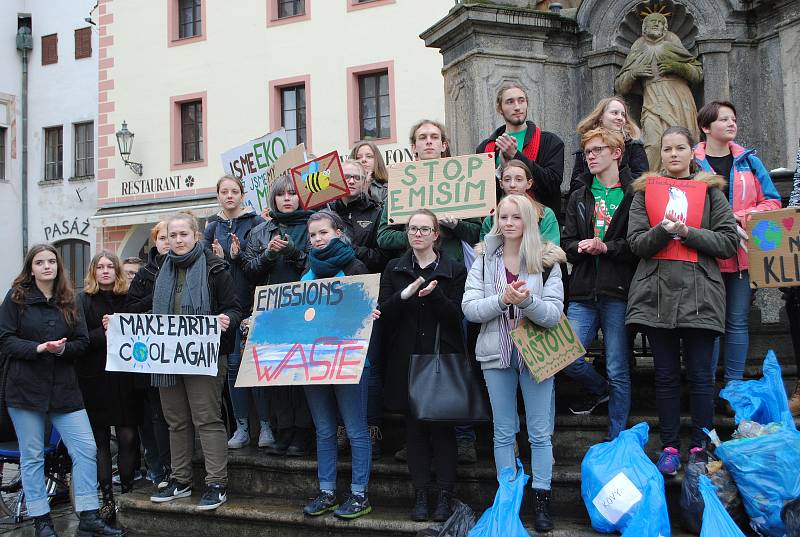 Studenti gymnázia a školy sv. Anežky se sešli na náměstí, připojili se ke globální demonstraci za ochranu klimatu a životního prostředí.