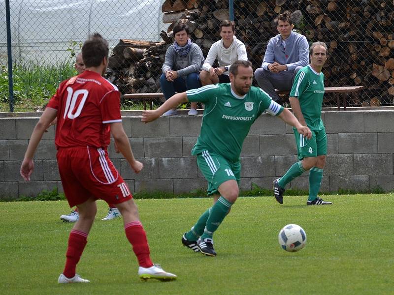 Oblastní I.A třída (skupina A) - 26. kolo: FK Nová Ves / Brloh (zelené dresy) - TJ Týn nad Vltavou 2:9 (2:5).