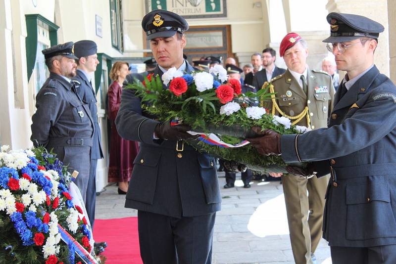 Slavnostní pietní akt s předáním slavnostního praporu policejní zásahové jednotce se odehrál v sobotu dopoledne na českokrumlovském náměstí.