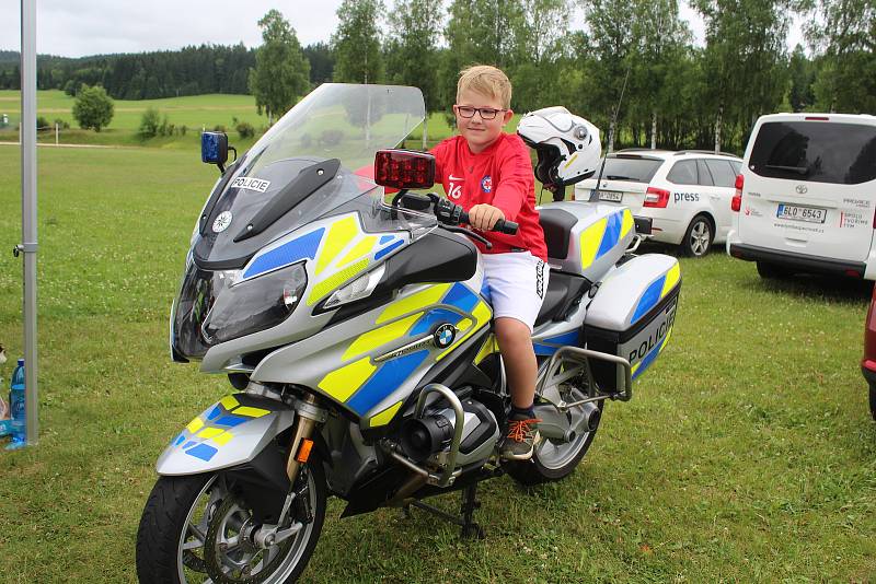 Preventivní akce policie a Týmu silniční bezpečnosti zaměřená na cyklisty v Přední Výtoni.