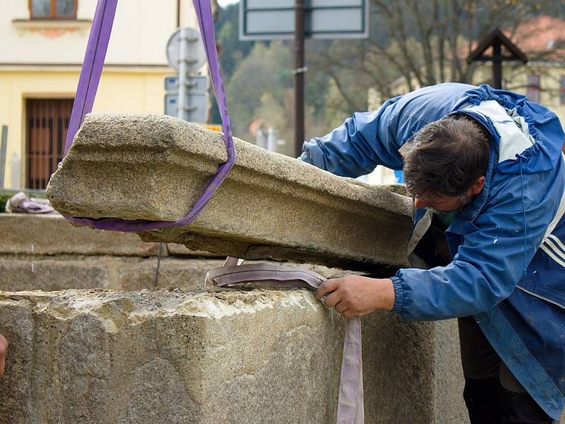 Restaurátoři mají v práci kamennou kašnu na vyšebrodském náměstí.