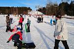 Oficiálně uzavřený skiareál Lipno zavalily rodiny s dětmi, užívaly si sníh, čistý vzduch a sluníčko.