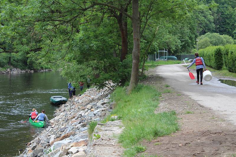 Vodáci konečně na Vltavu mohli vyrazit ve větším počtu, kempy tento týden zahájily sezónu.