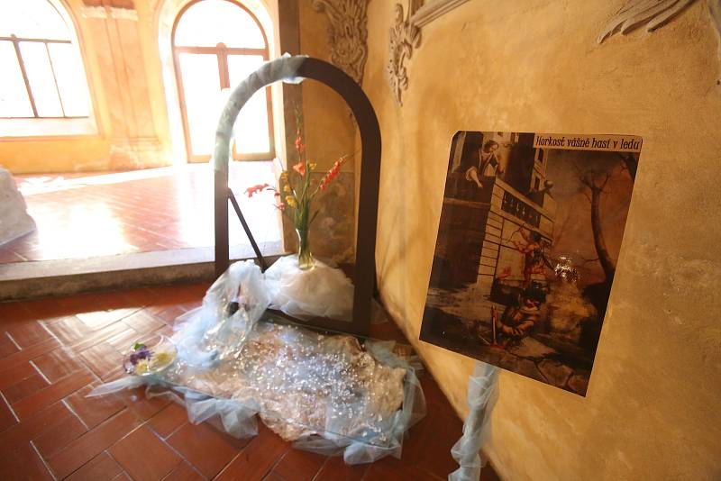 Květinová výstava "Hořící srdce" je v klášteře Zlatá Koruna k vidění do 18. srpna. Jejím tématem je tentokrát život sv. Bernarda z Clairvaux.