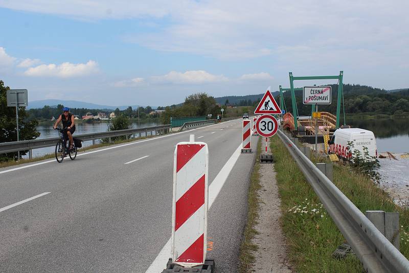 Cyklostezka lemující hráz mezi Černou v Pošumaví a Hůrkou.