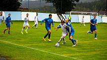 Fotbalisté Frymburku (v modrém) zdolali Dolní Dvořiště 2:0 a po šesti kolech jim patří druhá příčka tabulky I.B třídy sk. A.