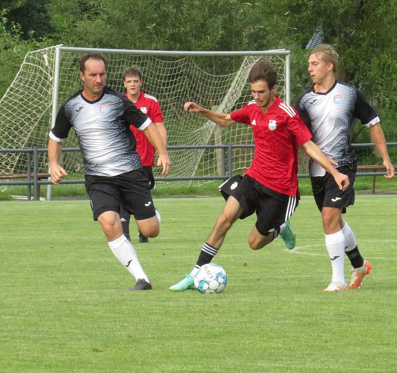 Fotbalisté kaplického béčka (v černobílém) doma v přípravě na novou sezonu prohráli se Zliví vysoko 1:8.