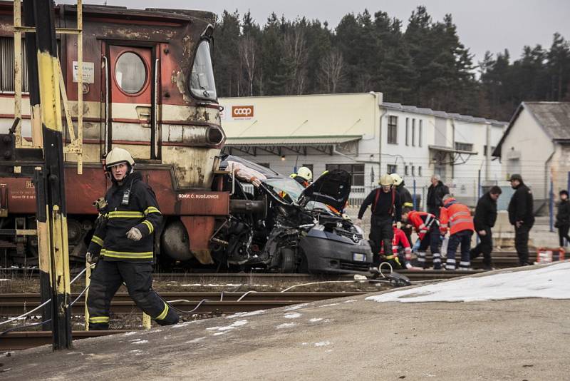 Osobní automobil vjel pod nákladní vlak.