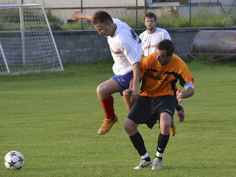 Dohrávka 14. kola OSM: Křemže B (v bílém) - Velešín B 0:4 (0:2).