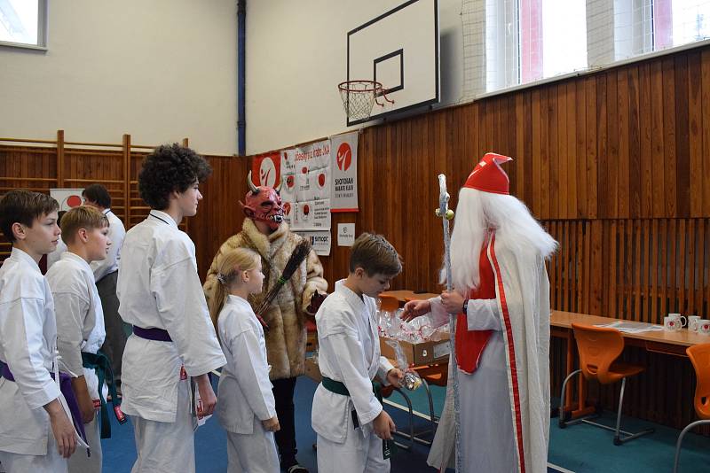 Mikulášský turnaj, poslední z letošní série turnajů Jihočeského svazu japonského karate, pořádal českokrumlovský Shotokan karate klub.