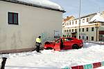 Osobní auto narazilo ve čtvrtek ráno do domu v Černé v Pošumaví.