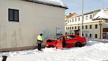 Osobní auto narazilo ve čtvrtek ráno do domu v Černé v Pošumaví.