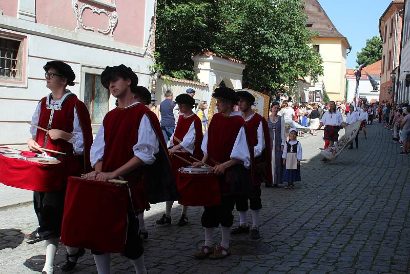 K jedněm z vrcholů Slavností pětilisté růže v Českém Krumlově patřil tradičně sobotní hlavní kostýmovaný průvod ulicemi města.