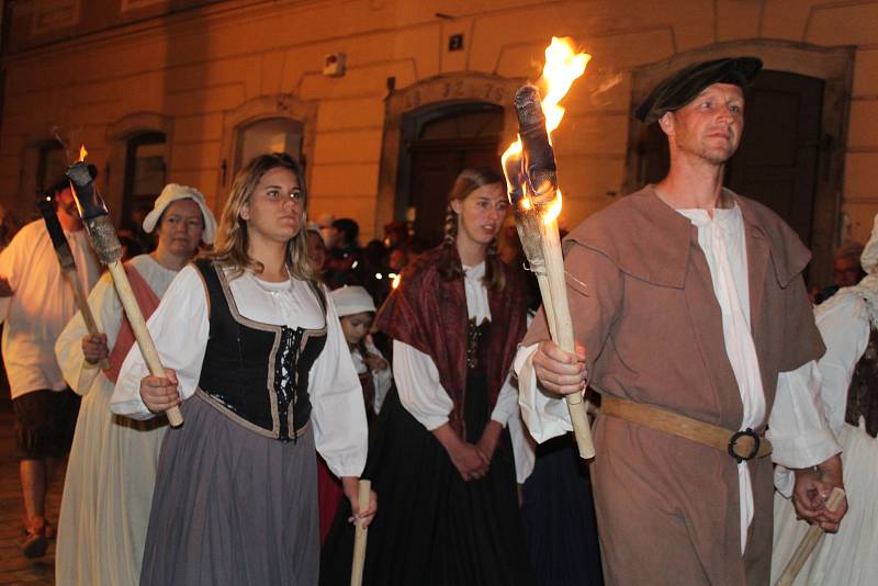 Noční ohňový průvod městem v pátek o Slavnostech pětilisté růže v Českém Krumlově.