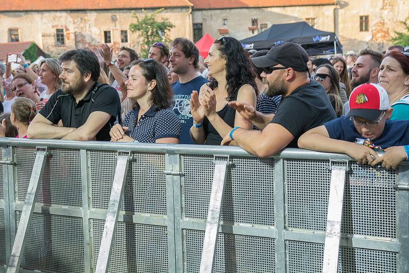 Koncert Chinaski a dalších hostů nadchl návštěvníky nabitou  Pivovarskou zahradu.