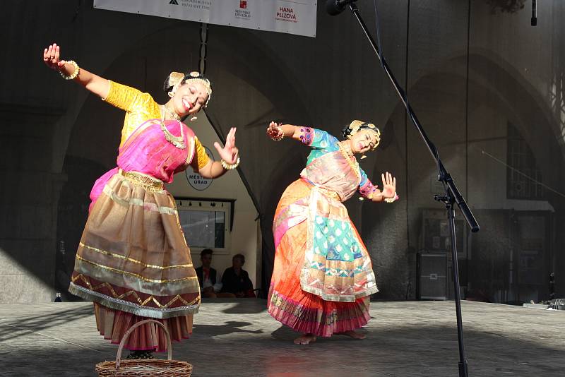 Exotický folklór zavál z představení souboru Dr. Swarnamalya Ganesh Sri Neelothpalam z Indie.