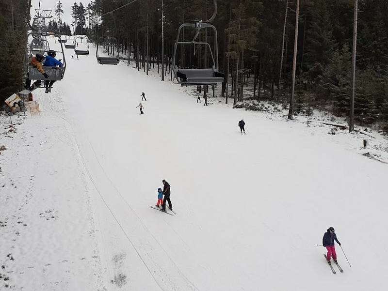 Ve Skiareálu Lipno zahájili v neděli 5. prosince 2021 další lyžařskou sezónu.