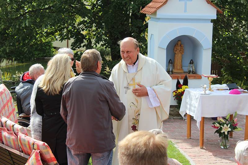 Mše svatá se konala ve středu pod širým nebem na zahradě Domova důchodců v Horní Plané.