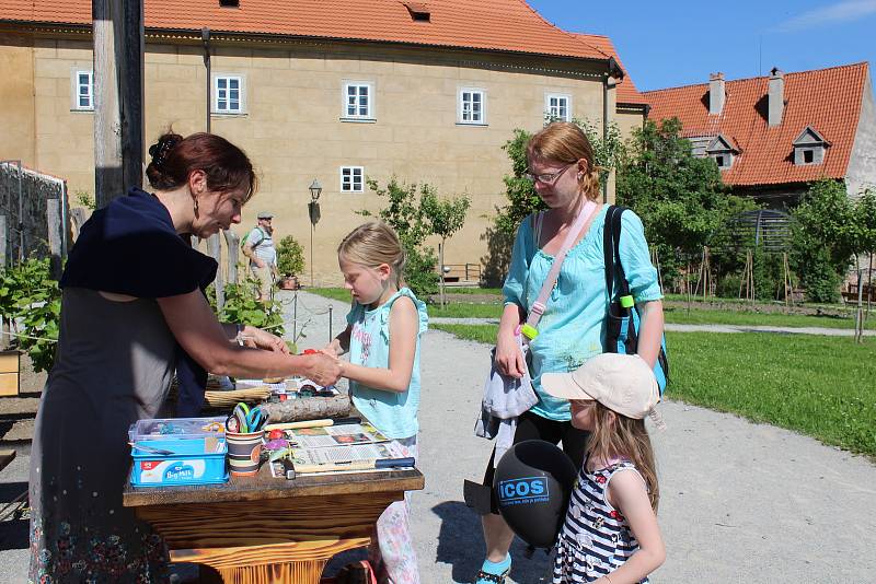 V klášterní zahradě mají hmyzí hotel, při jeho stavbě pomohli návštěvníci.