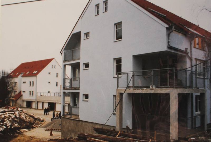 Český Krumlov v roce 1998. Stavba obytného souboru Vyšehrad. Koncem roku byla stavba zkolaudována.